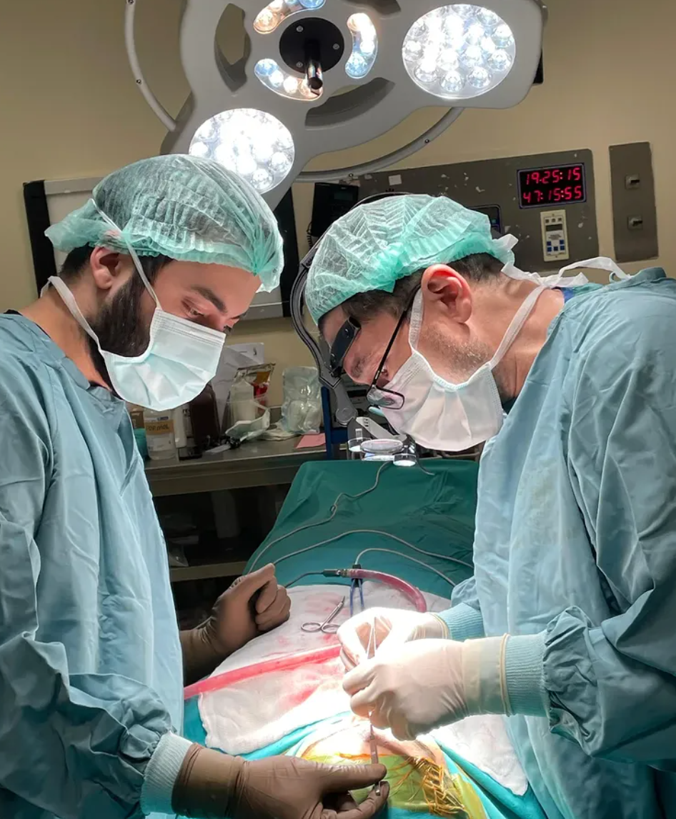 Doç. Dr. Burak Ülkümen Ameliyathanede Cerrahi Ekip İle